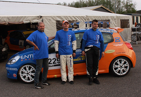 Pokalslugerne fra 4-timers løbet, fra venstre Jesper Sally Pedersen, Ronni Nielsen og Martin Sally Pedersen.